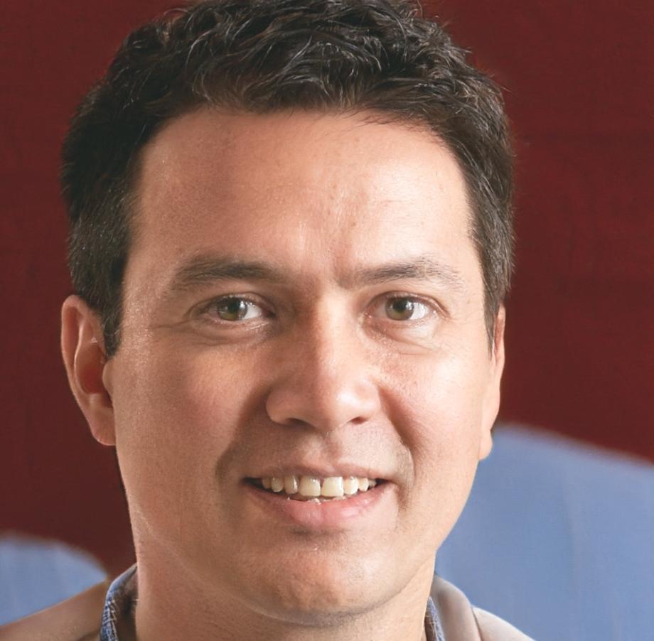 Erfahrener Finanzanalyst bei der Arbeit